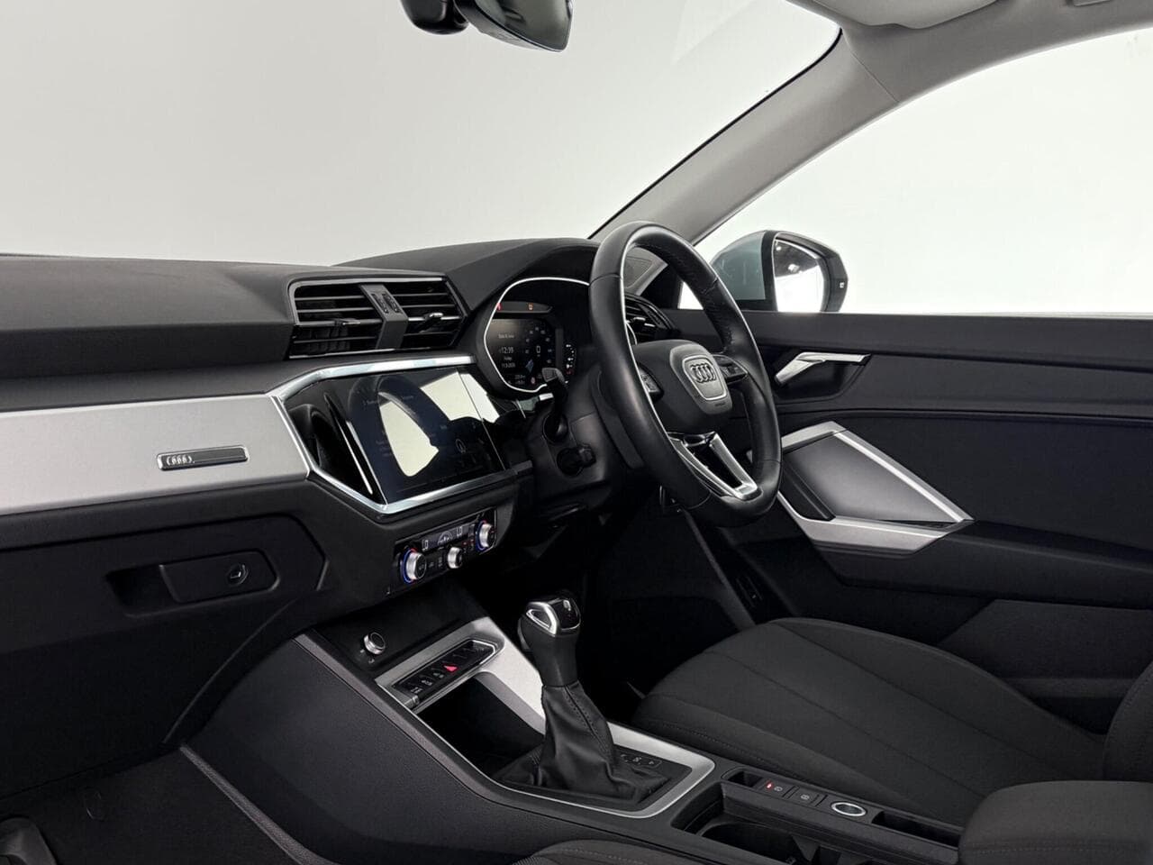 Audi Q3 thumbnail Interior Front