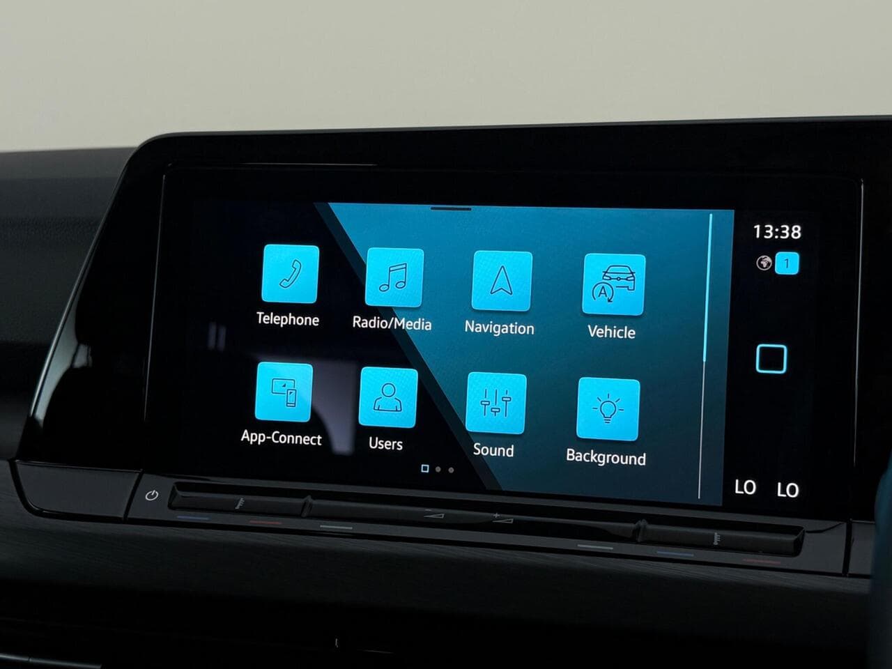 Volkswagen Golf thumbnail Infotainment System