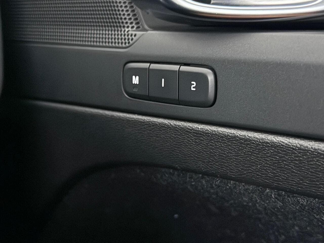 Volvo XC40 thumbnail Misc Controls