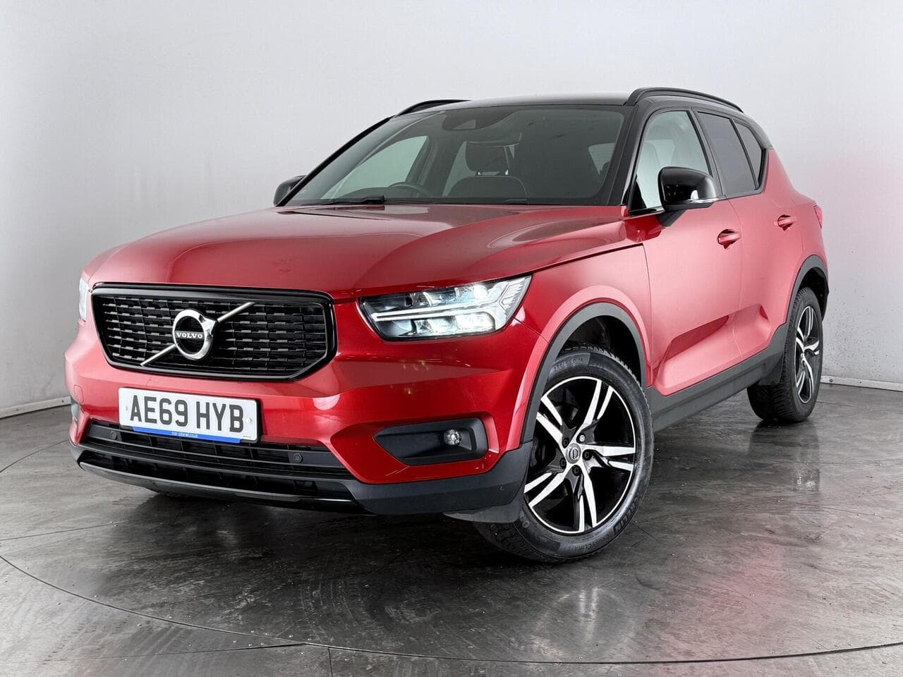 Volvo XC40 thumbnail Front Left