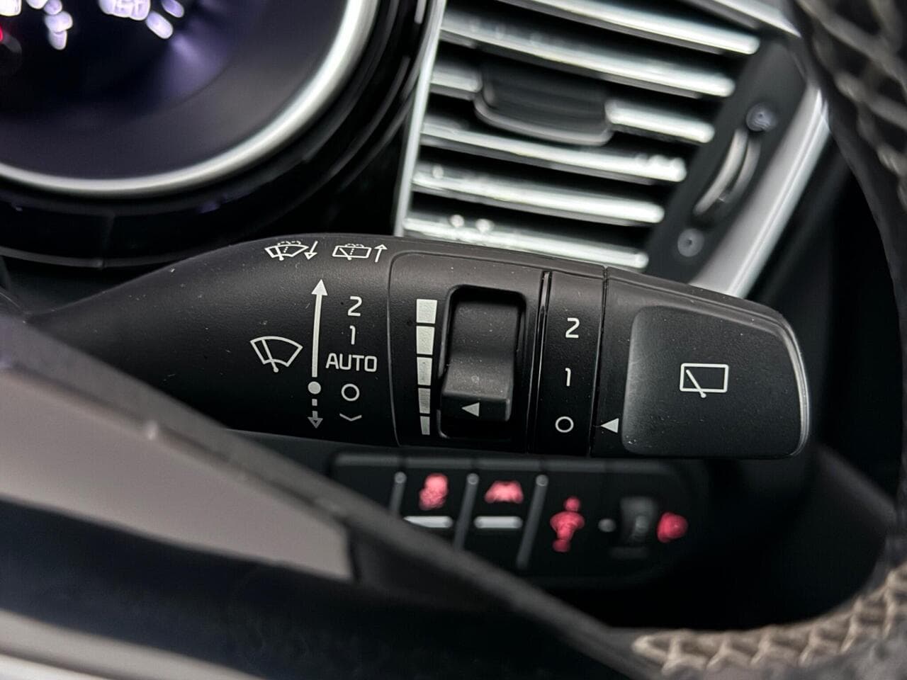 Kia XCeed thumbnail Misc Controls