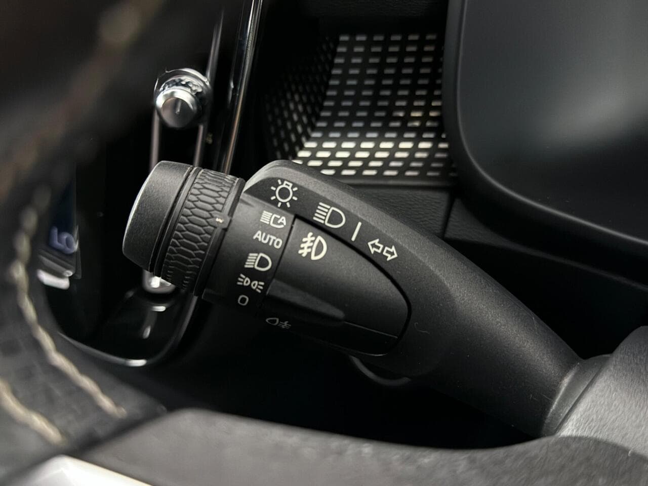 Volvo XC40 thumbnail Misc Controls