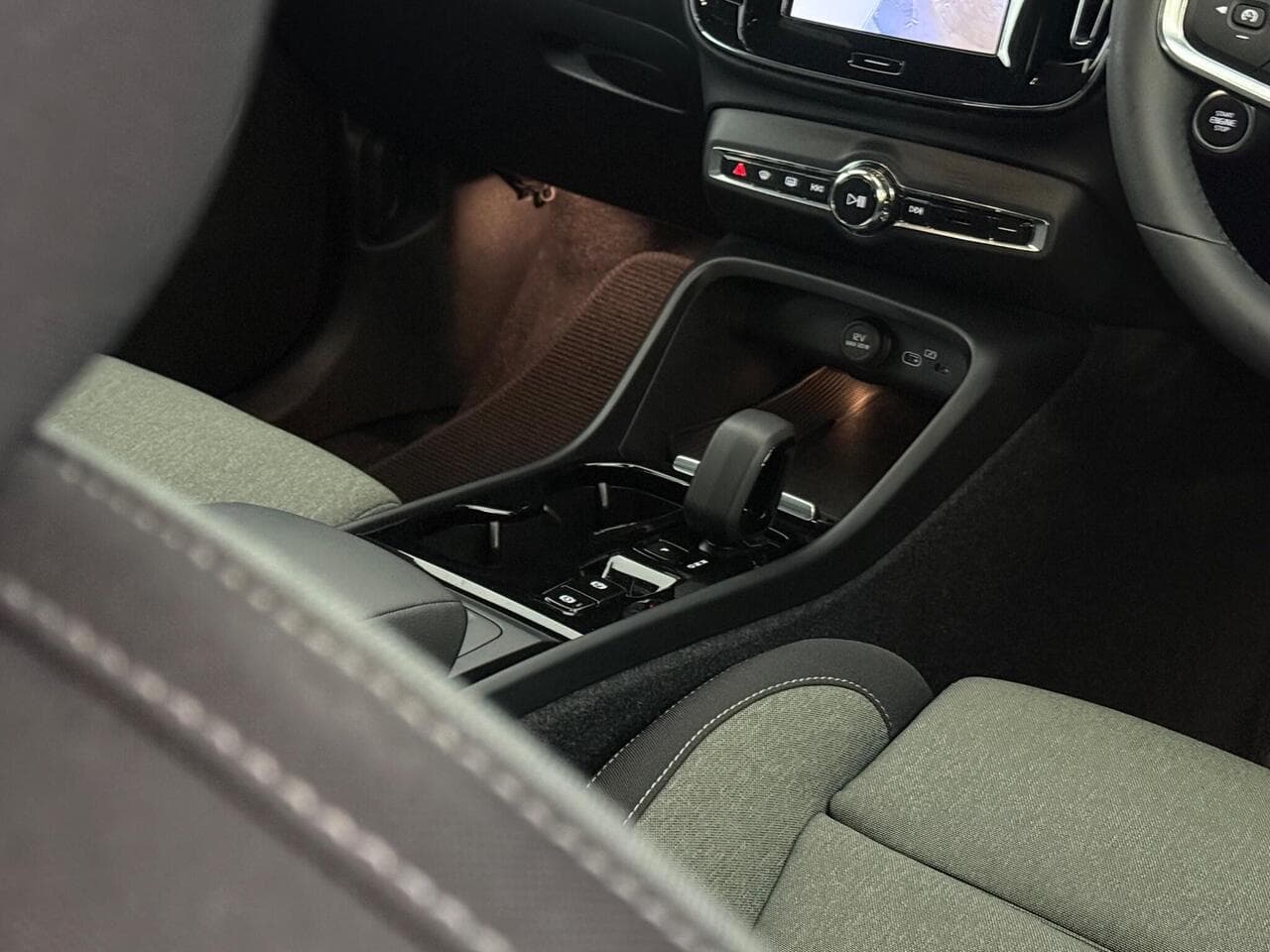 Volvo XC40 thumbnail Misc Controls