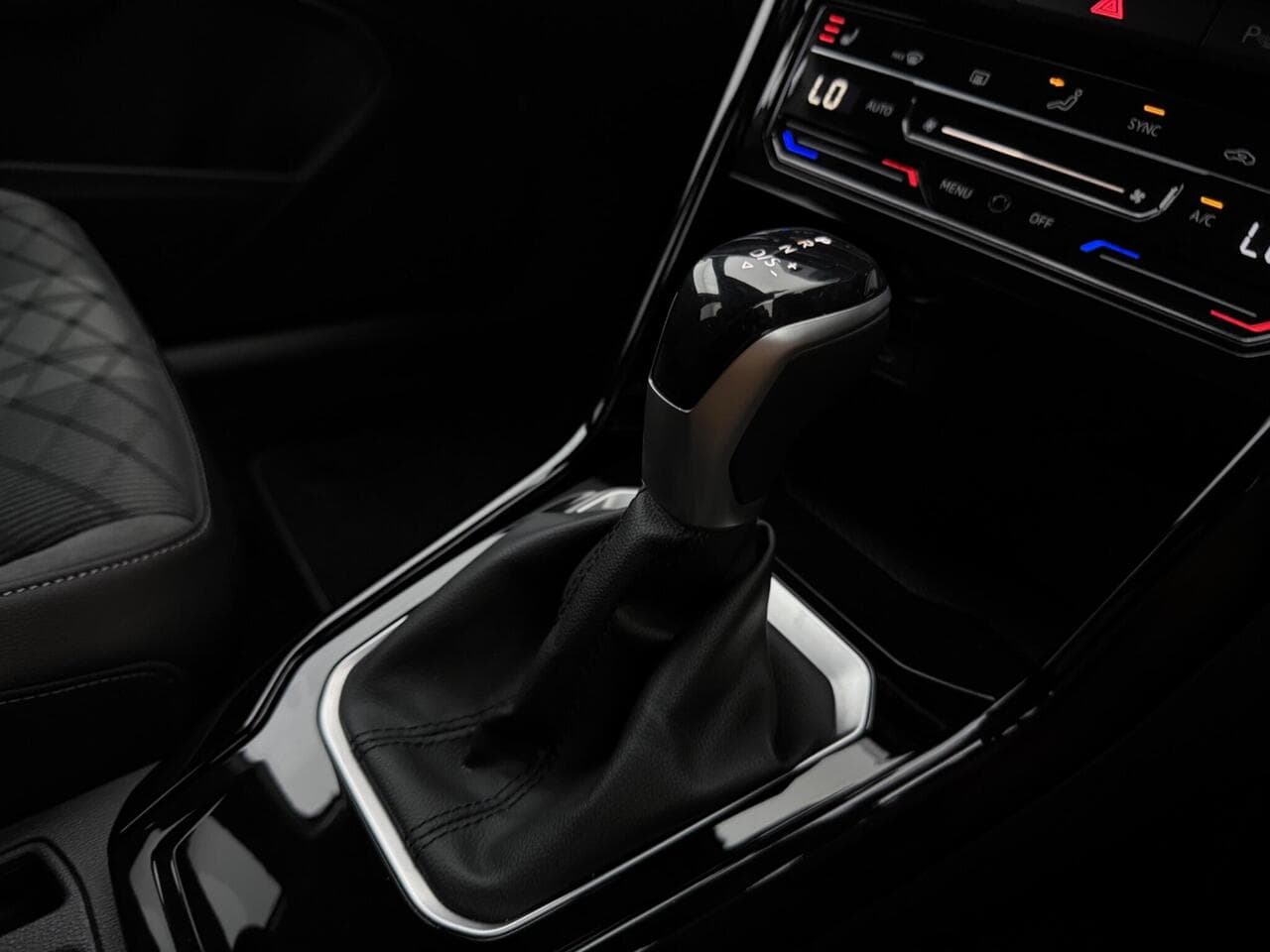 Volkswagen T-Roc thumbnail Interior Front