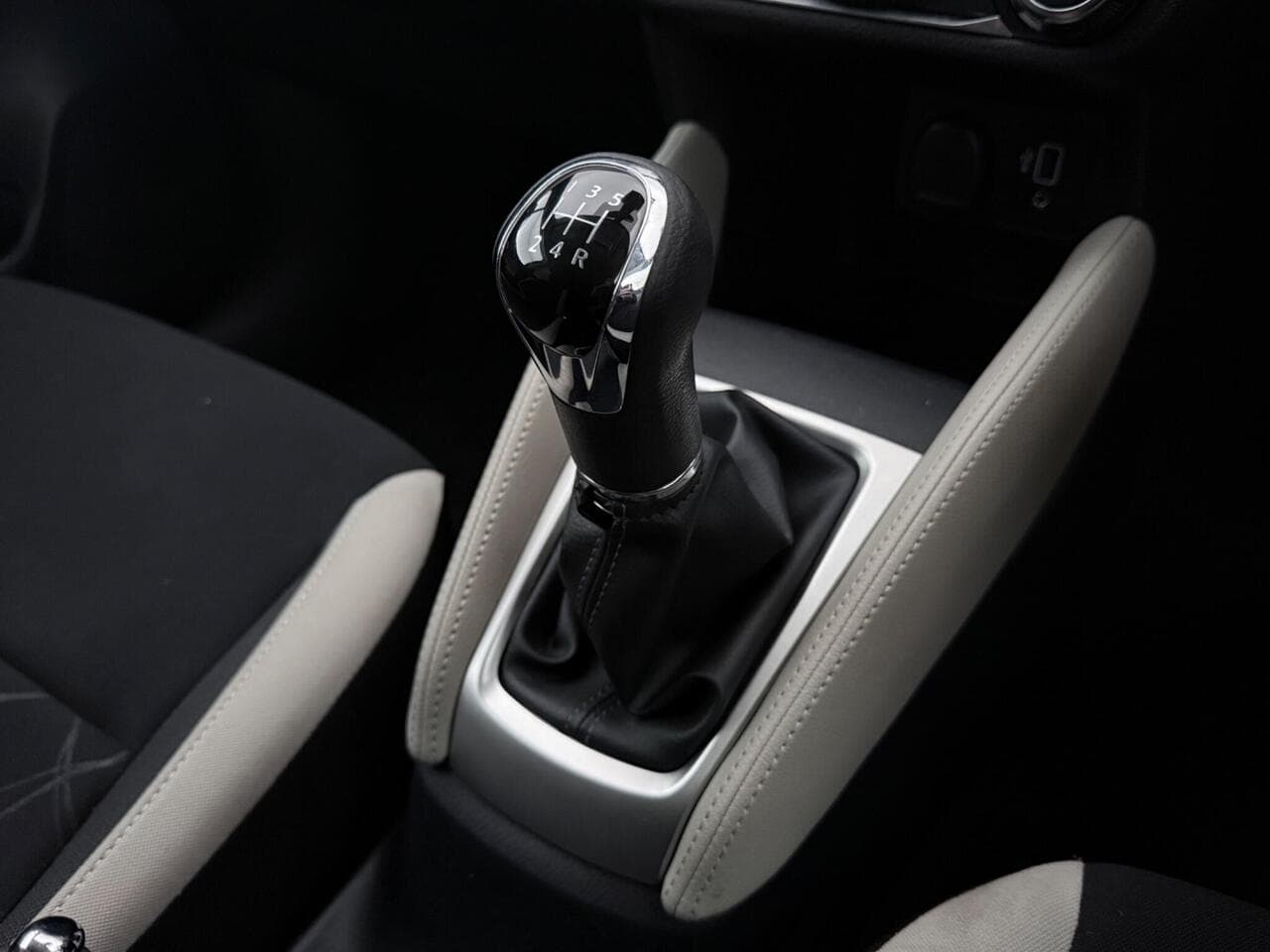 Nissan Micra thumbnail Interior Front