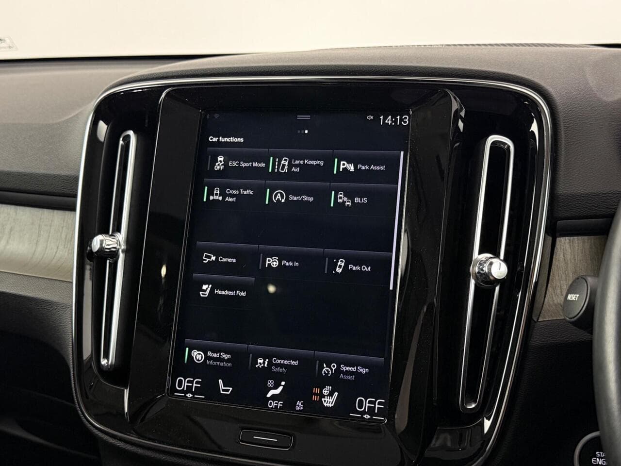 Volvo XC40 thumbnail Infotainment System