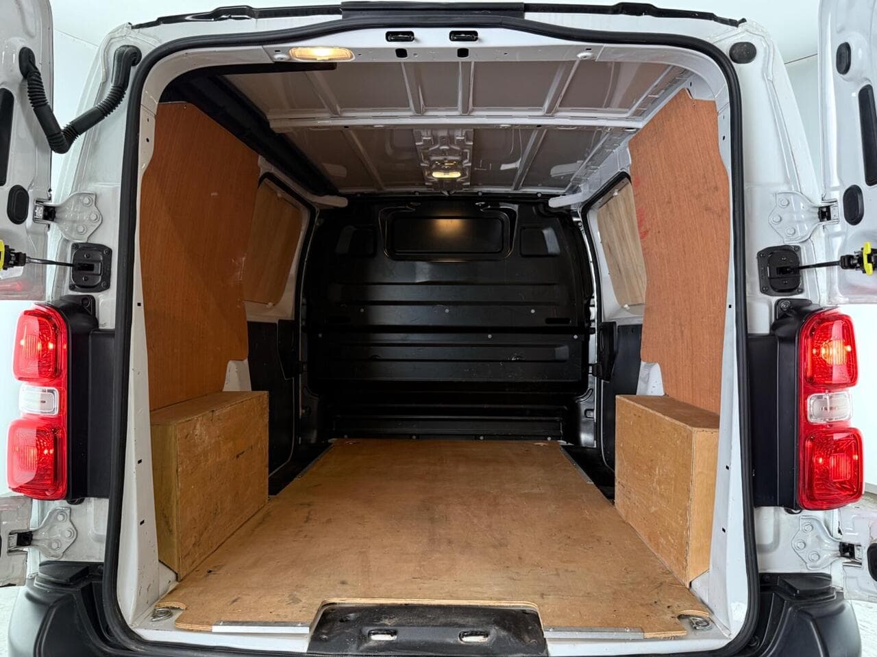 Vauxhall Vivaro thumbnail Cargo Space