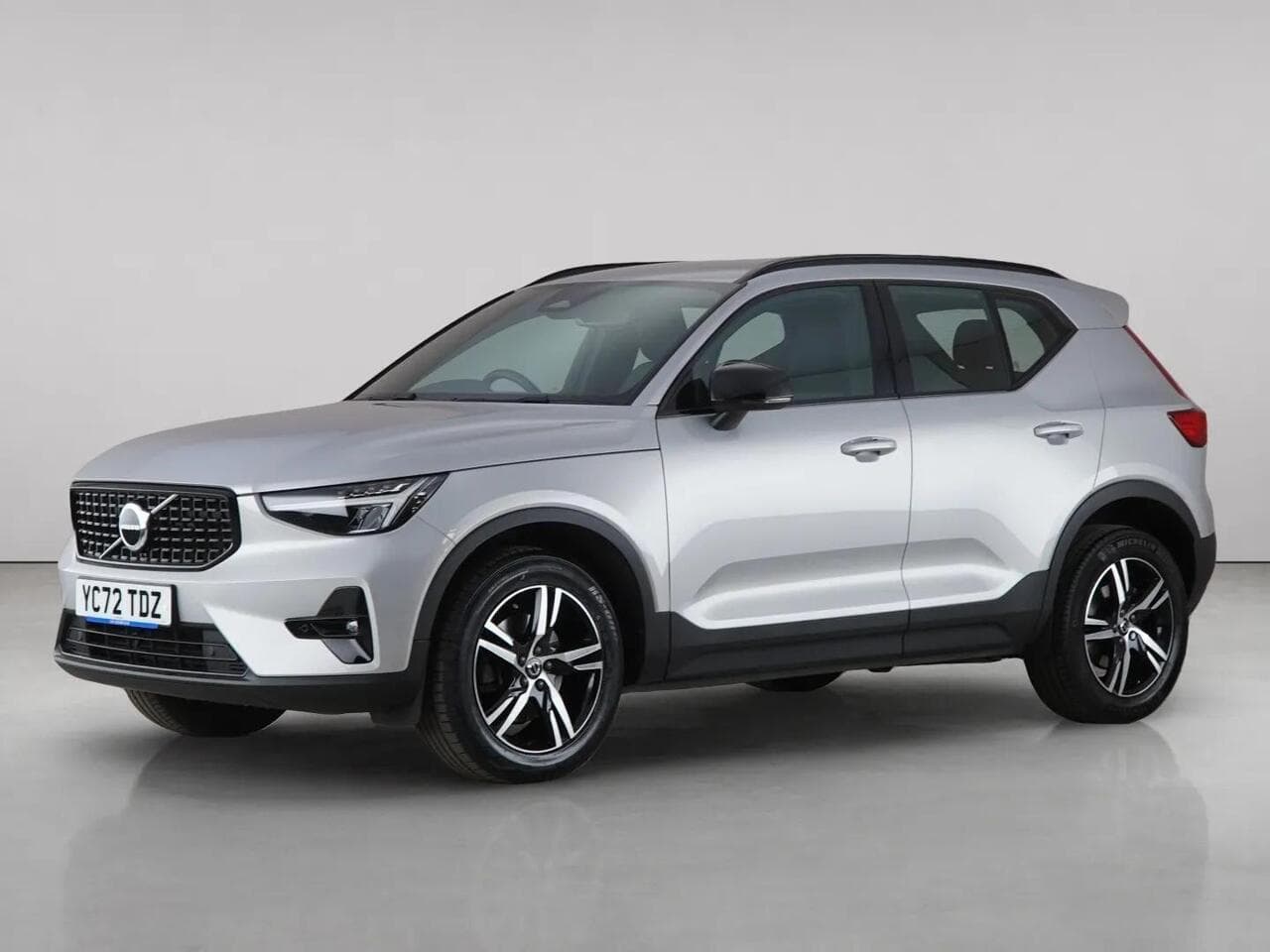 Volvo XC40 thumbnail Front Left