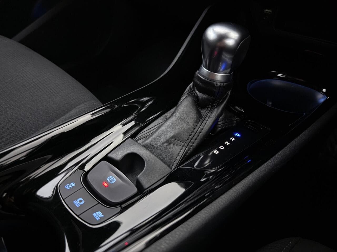 Toyota C-HR thumbnail Interior Front