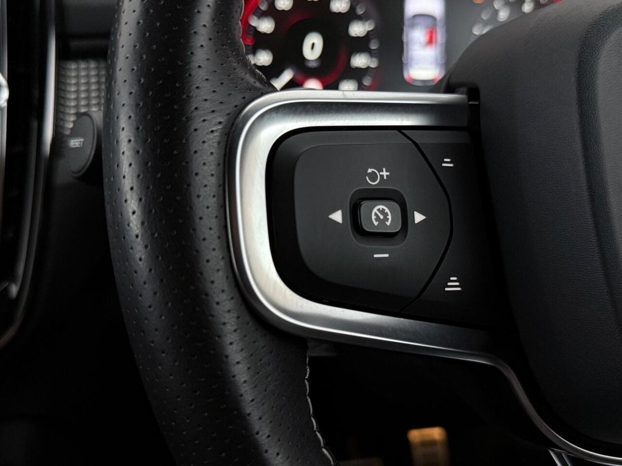 Volvo XC40 thumbnail Misc Controls