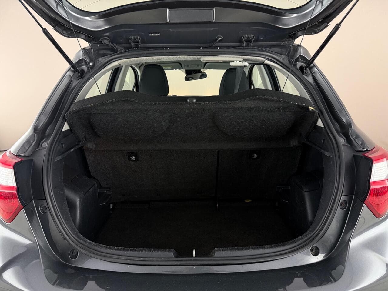Toyota Yaris thumbnail Boot