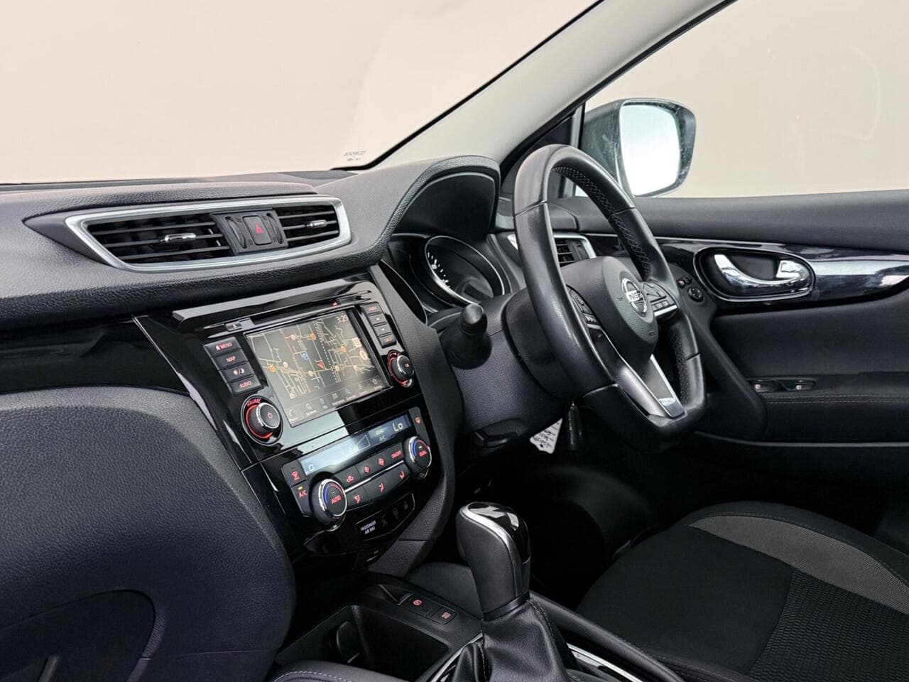 Nissan Qashqai thumbnail Interior Front