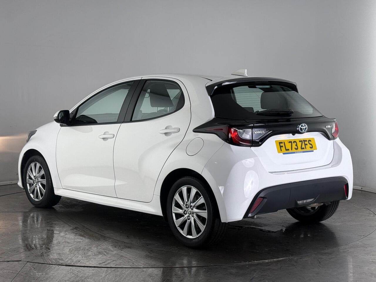 Toyota Yaris thumbnail Rear Left