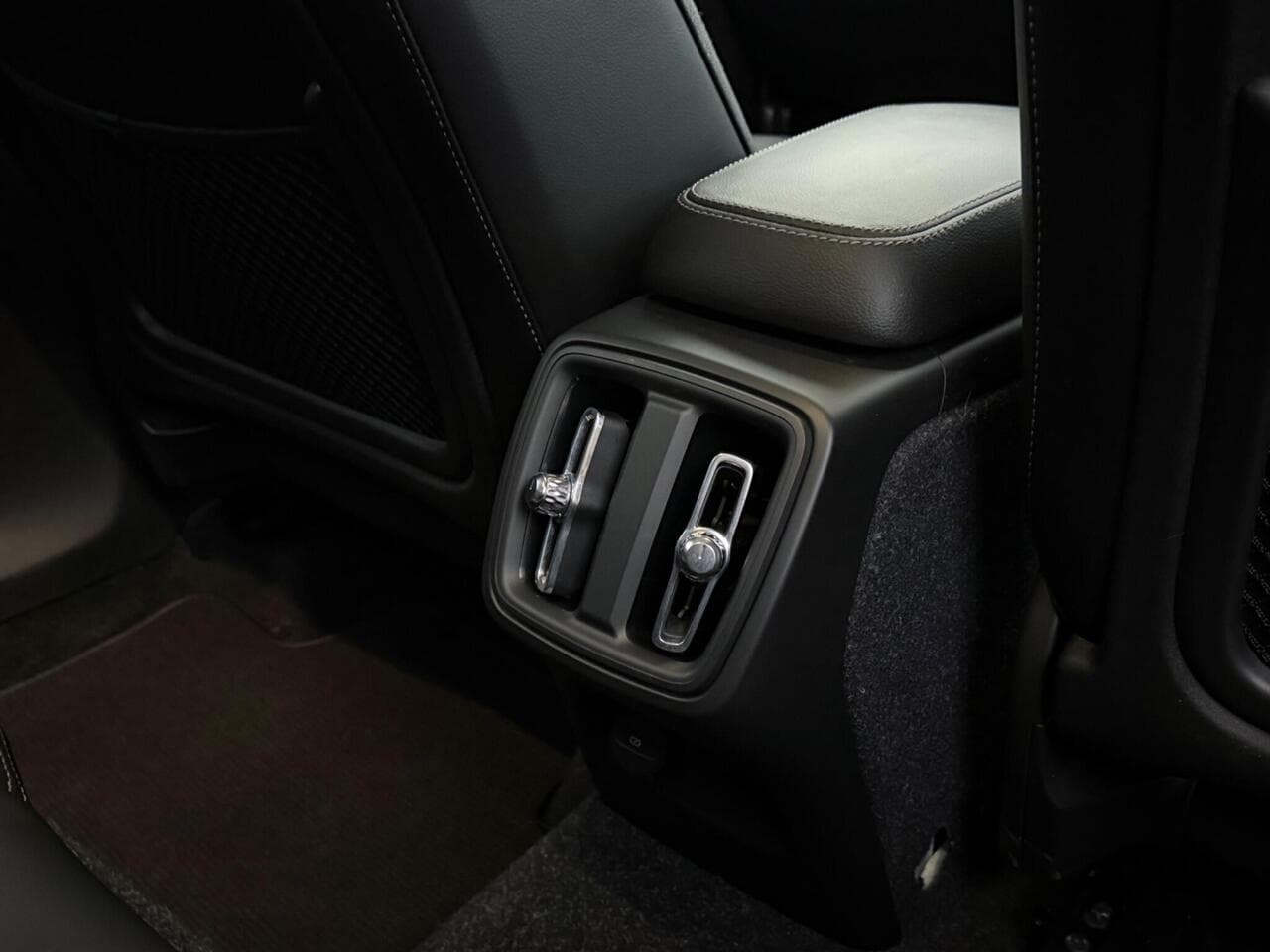 Volvo XC40 thumbnail Misc Controls