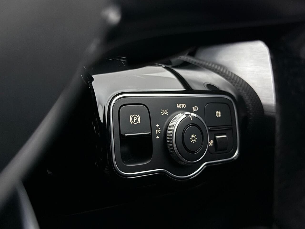 Mercedes-Benz CLA thumbnail Misc Controls