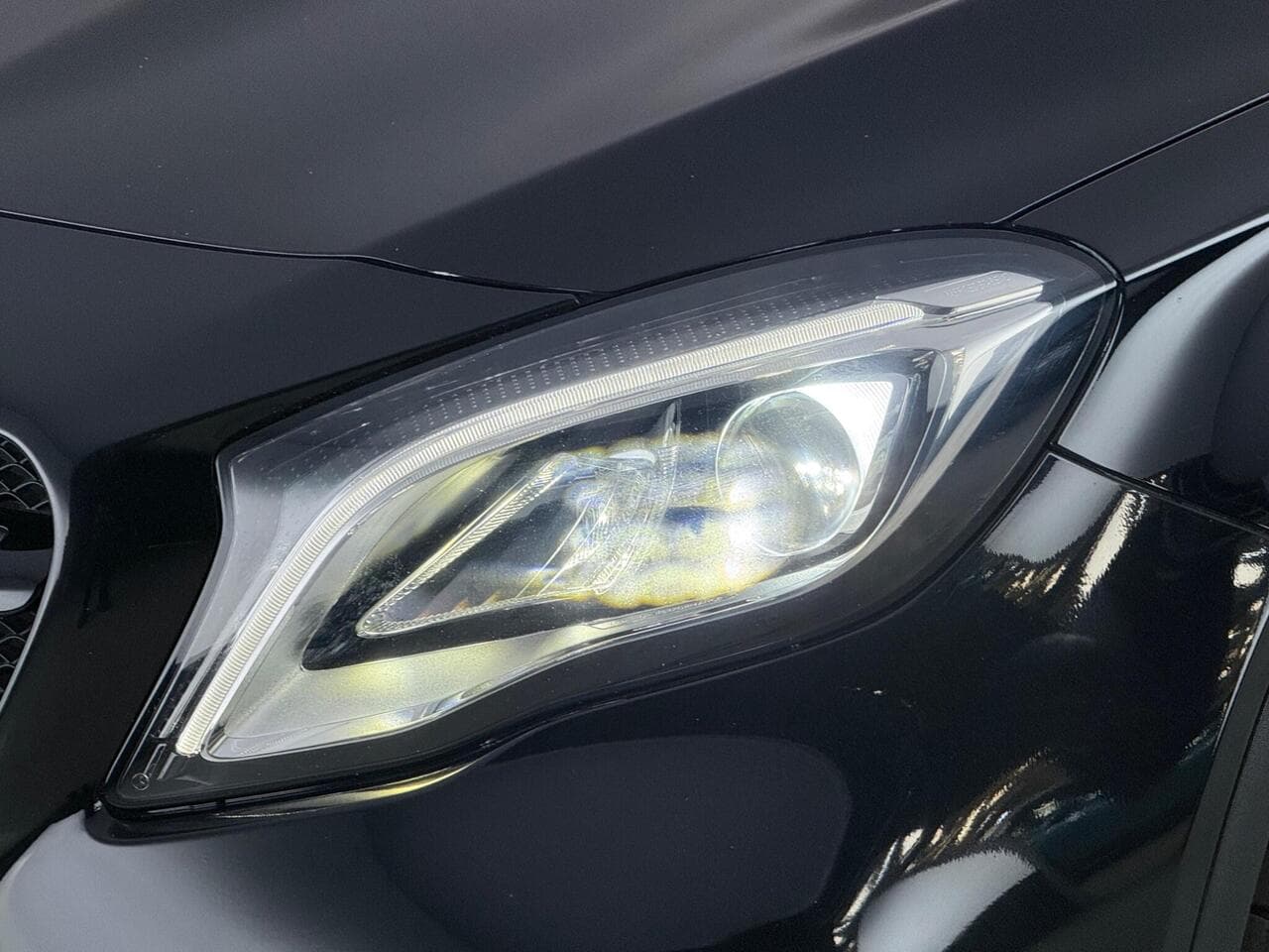 Mercedes-Benz GLA thumbnail Lights Front