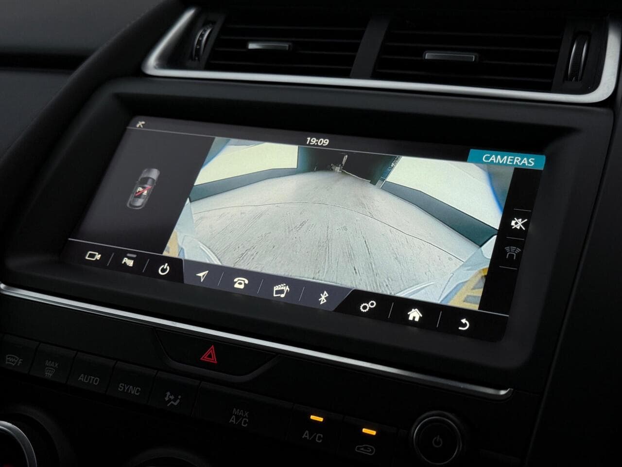 Jaguar E-PACE thumbnail Infotainment System