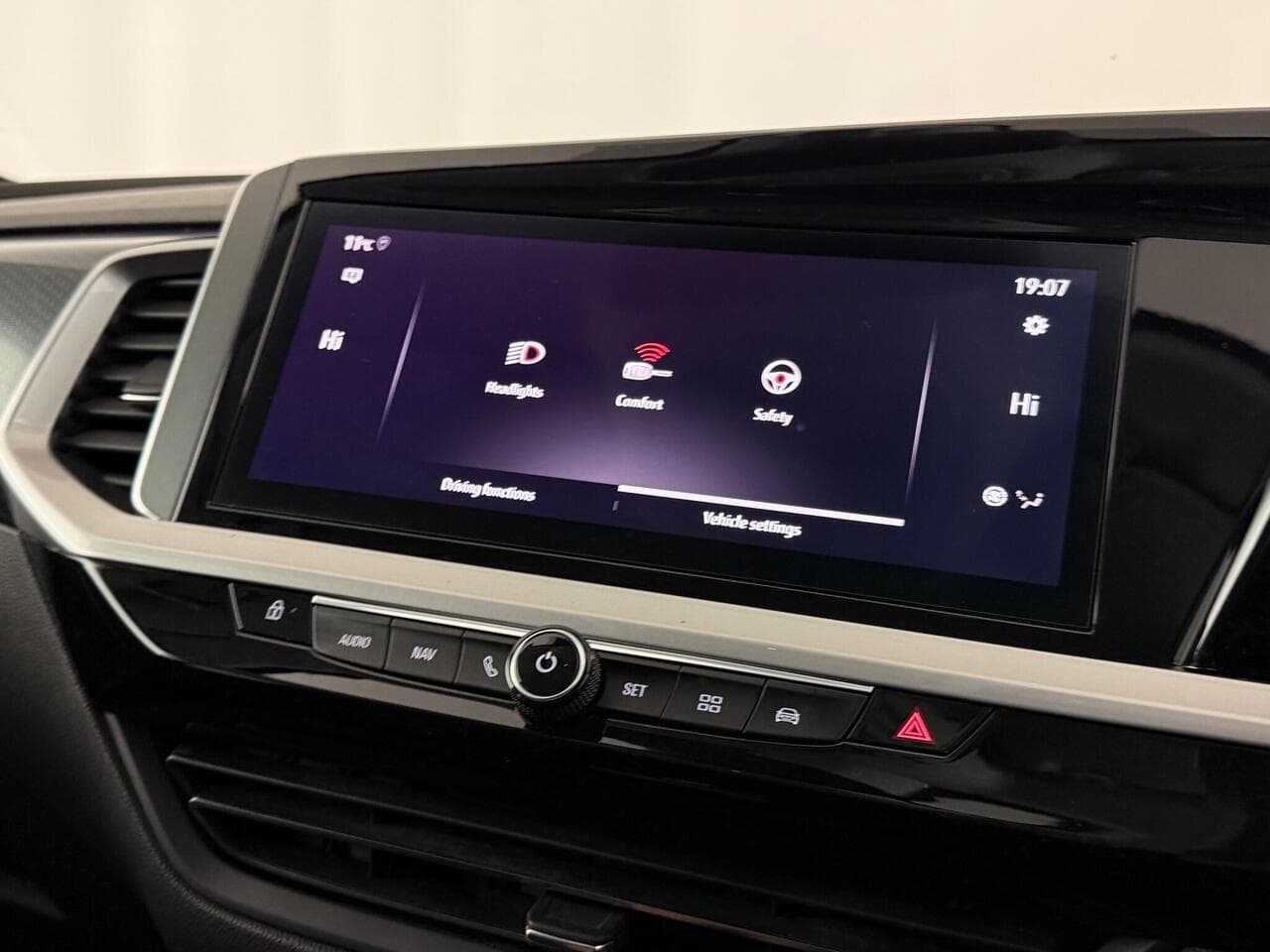 Vauxhall Grandland thumbnail Infotainment System
