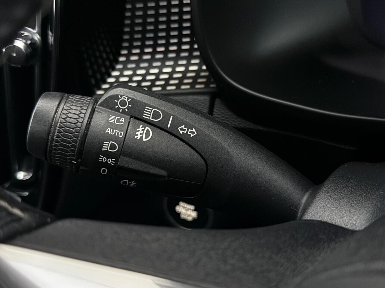 Volvo XC40 thumbnail Misc Controls