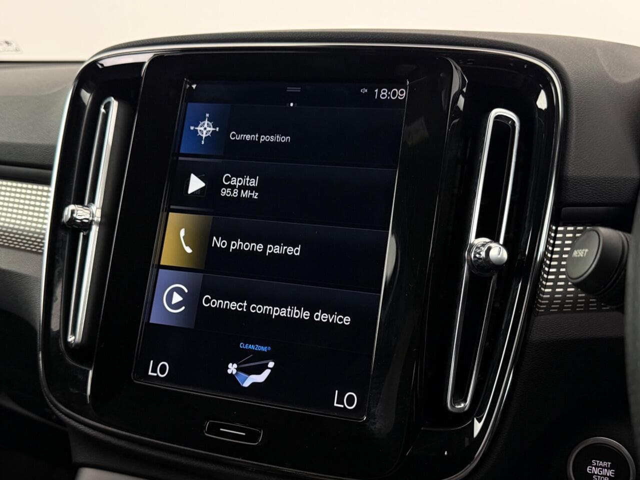 Volvo XC40 thumbnail Infotainment System