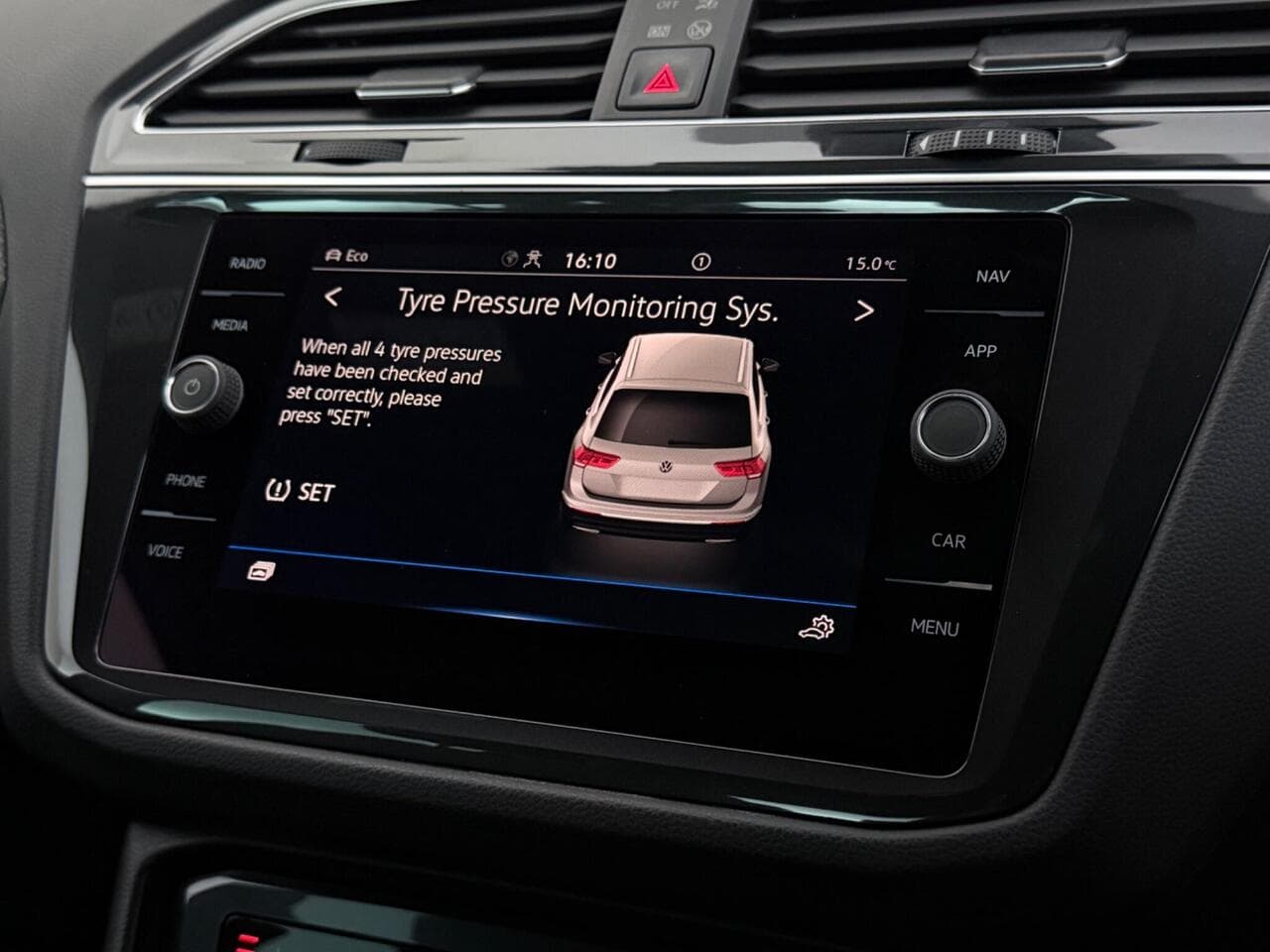 Volkswagen Tiguan thumbnail Infotainment System