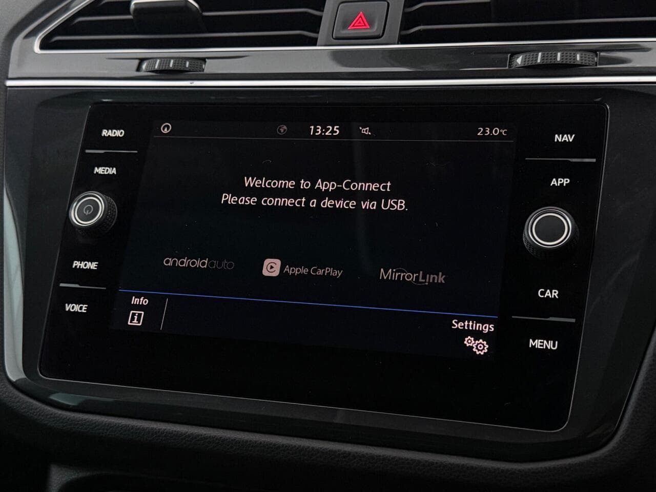 Volkswagen Tiguan thumbnail Infotainment System