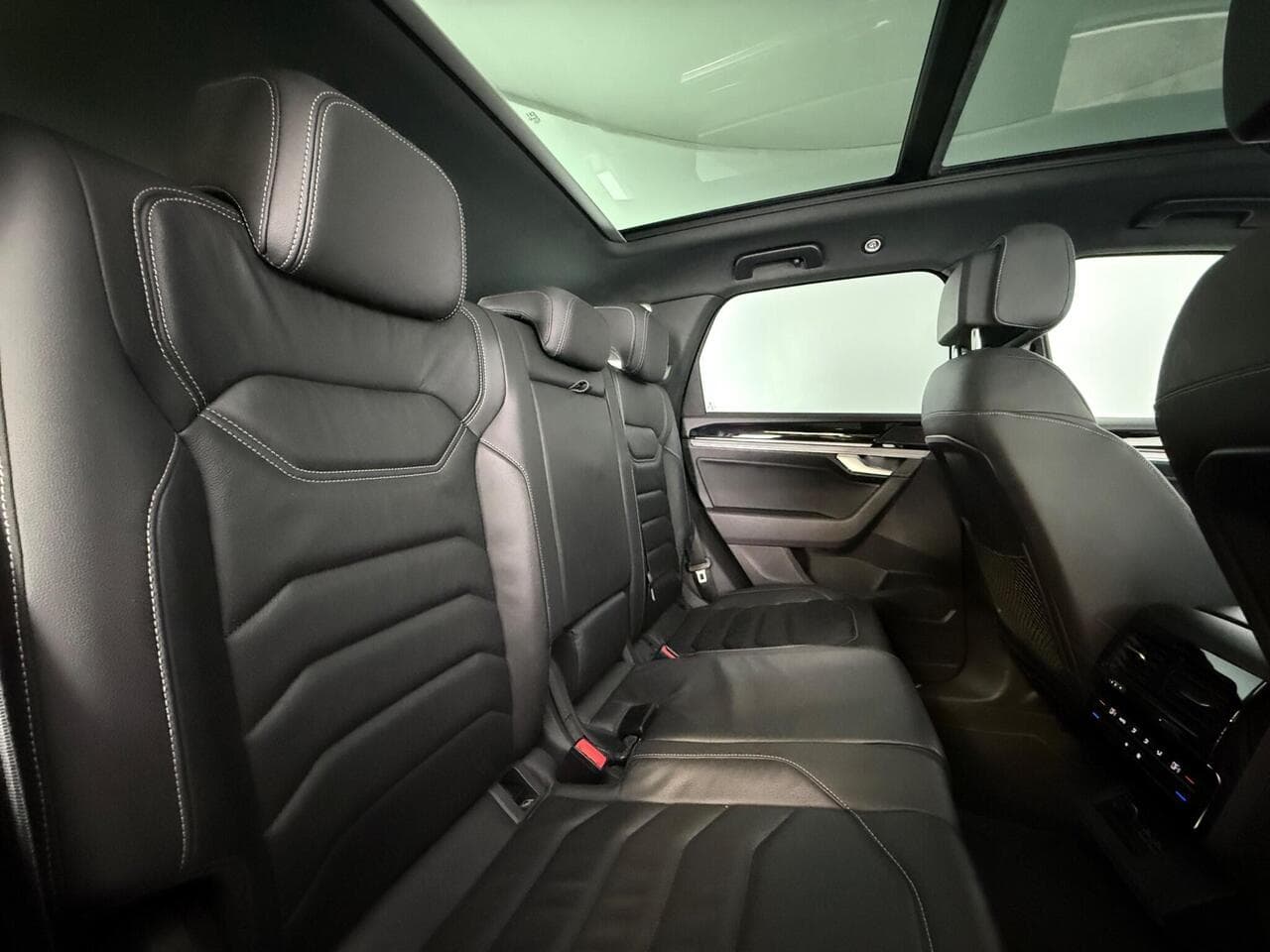 Volkswagen Touareg thumbnail Seats Rear