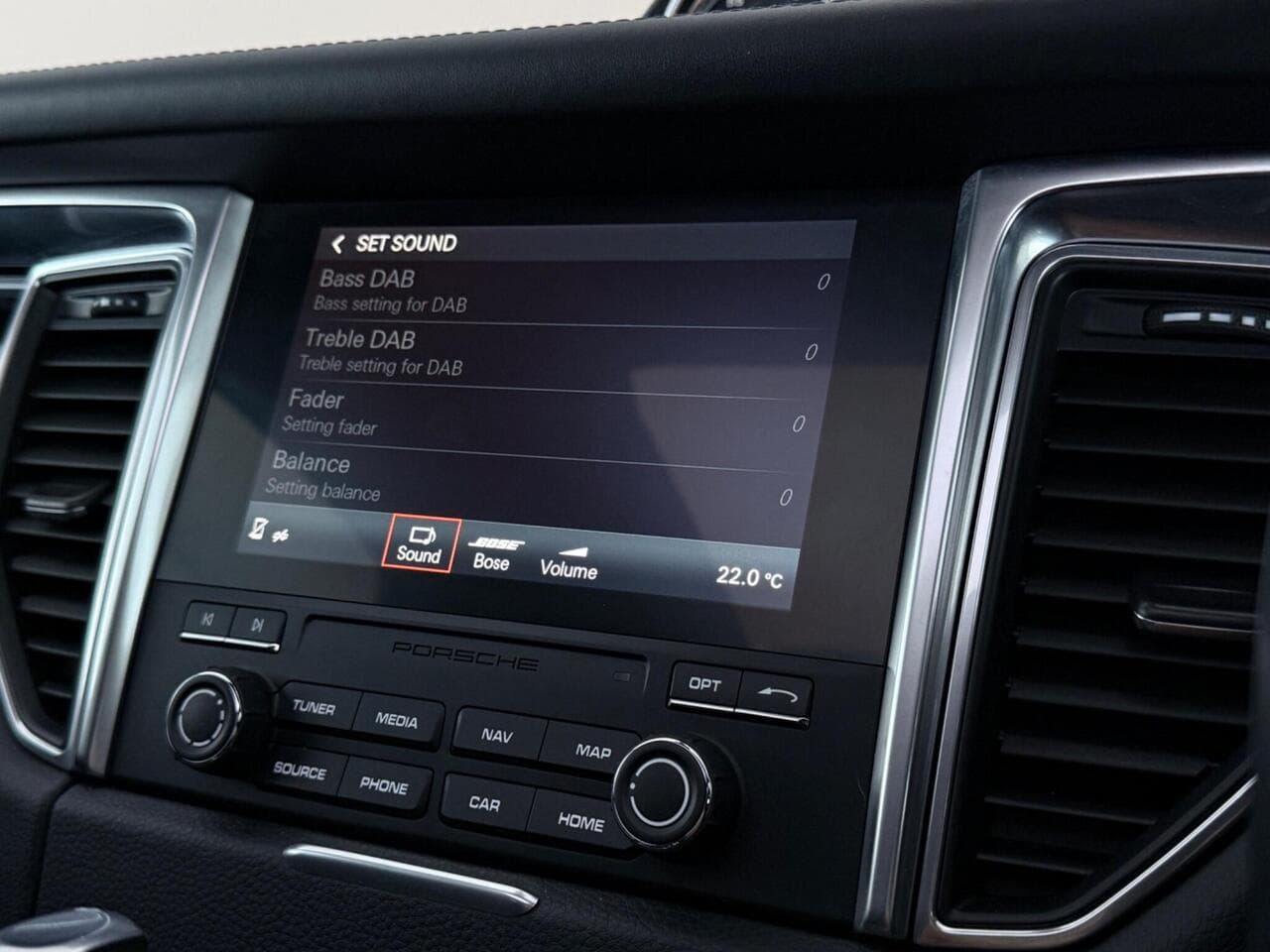 Porsche Macan thumbnail Infotainment System
