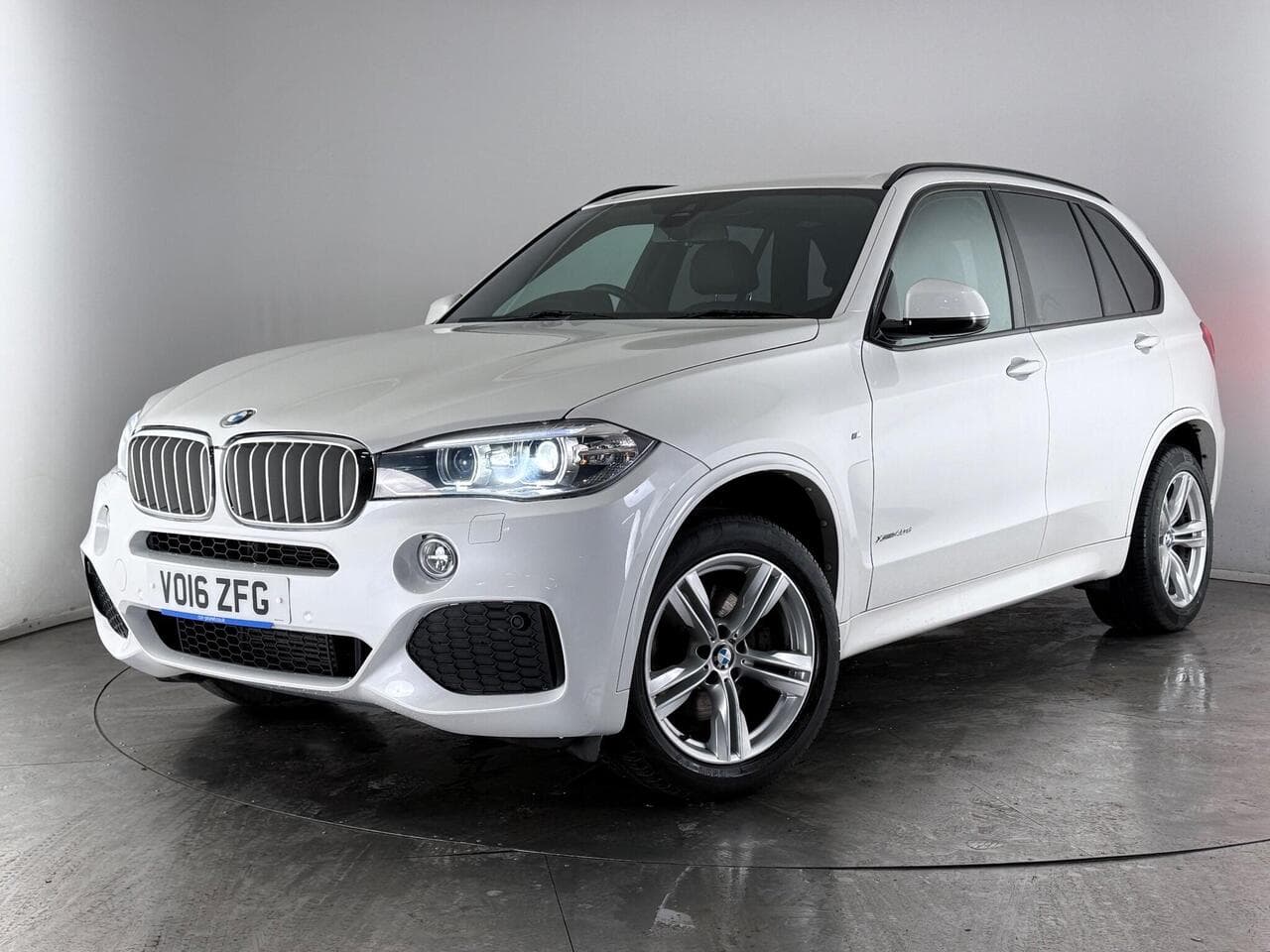 BMW X5 thumbnail Front Left