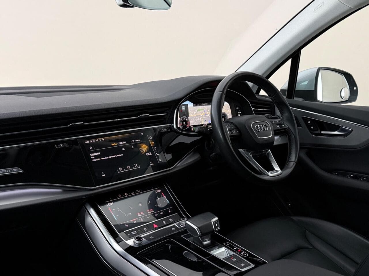 Audi Q7 thumbnail Interior Front