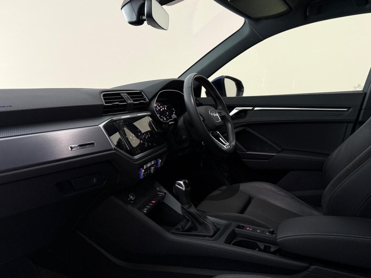 Audi Q3 thumbnail Interior Front