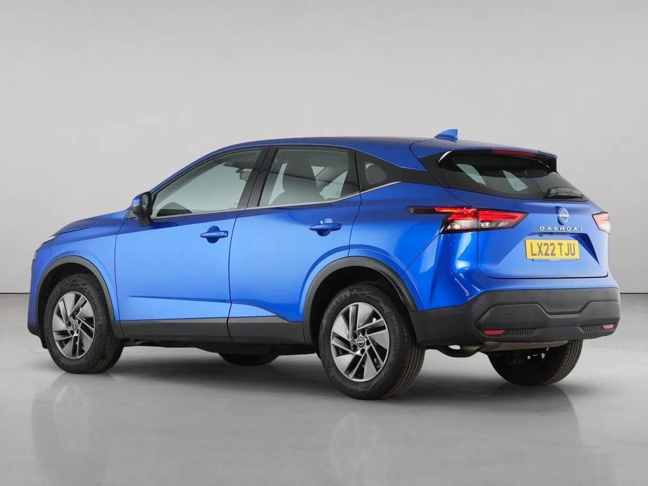Nissan Qashqai thumbnail Rear Left