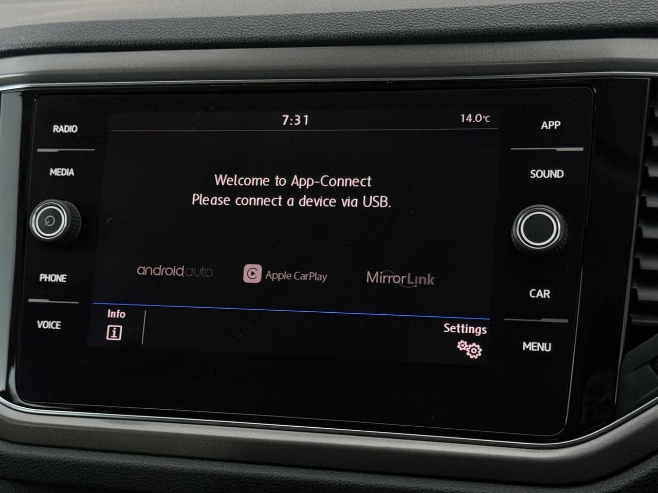 Volkswagen T-Roc thumbnail Infotainment System
