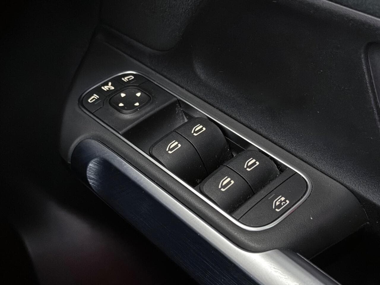Mercedes-Benz GLB thumbnail Misc Controls