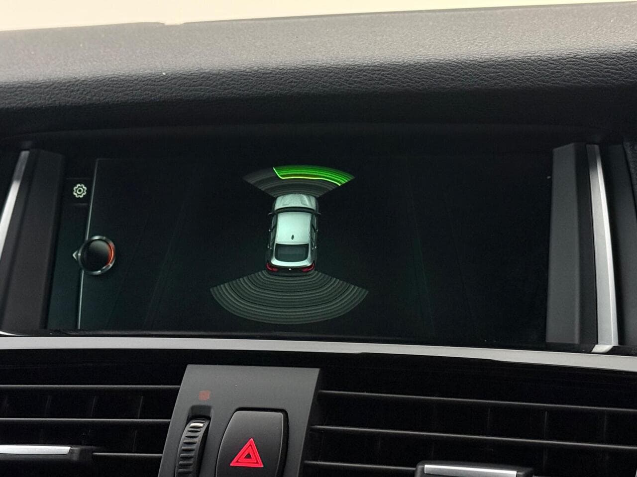 BMW X4 thumbnail Infotainment System