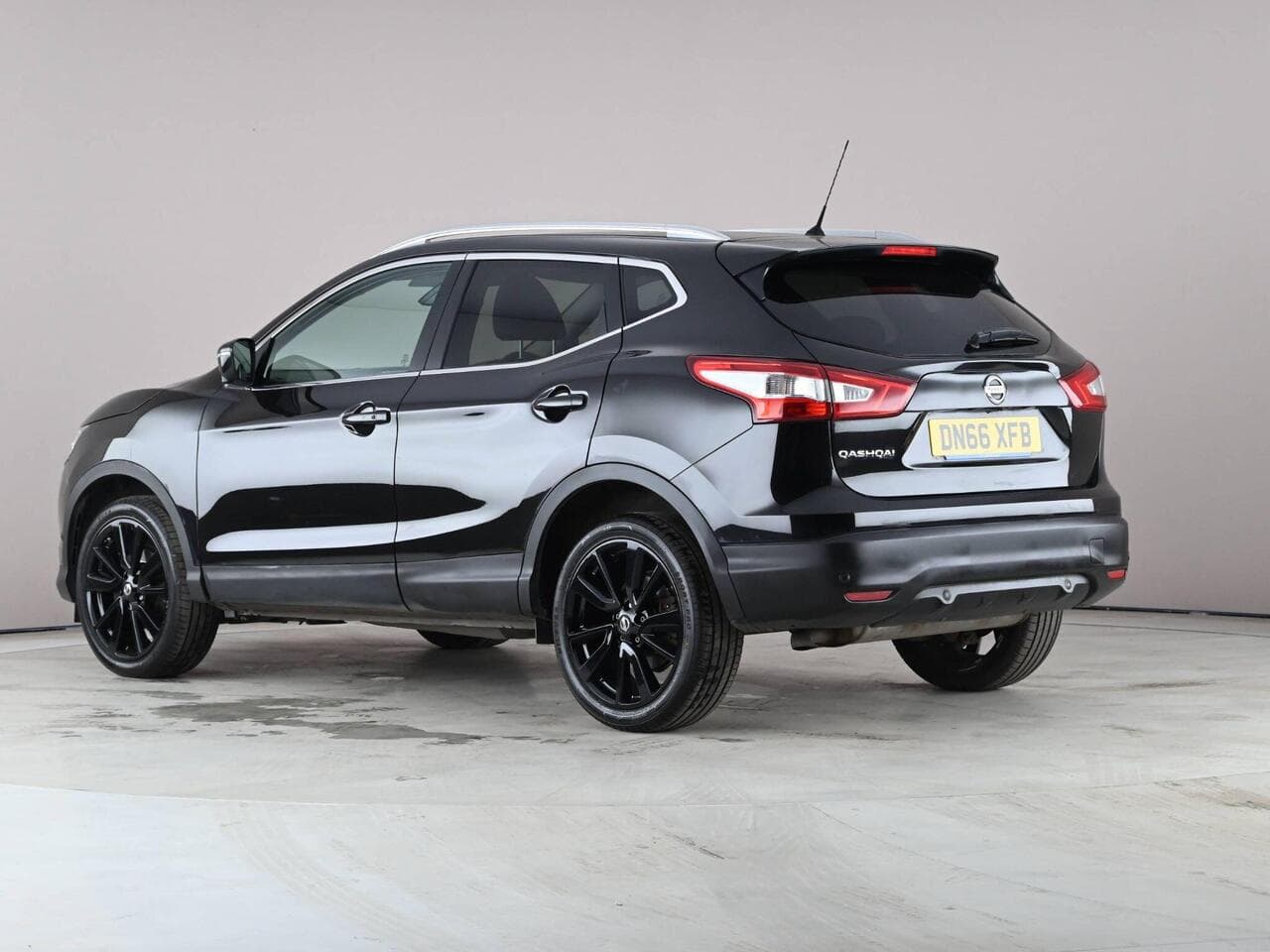 Nissan Qashqai thumbnail Side Left