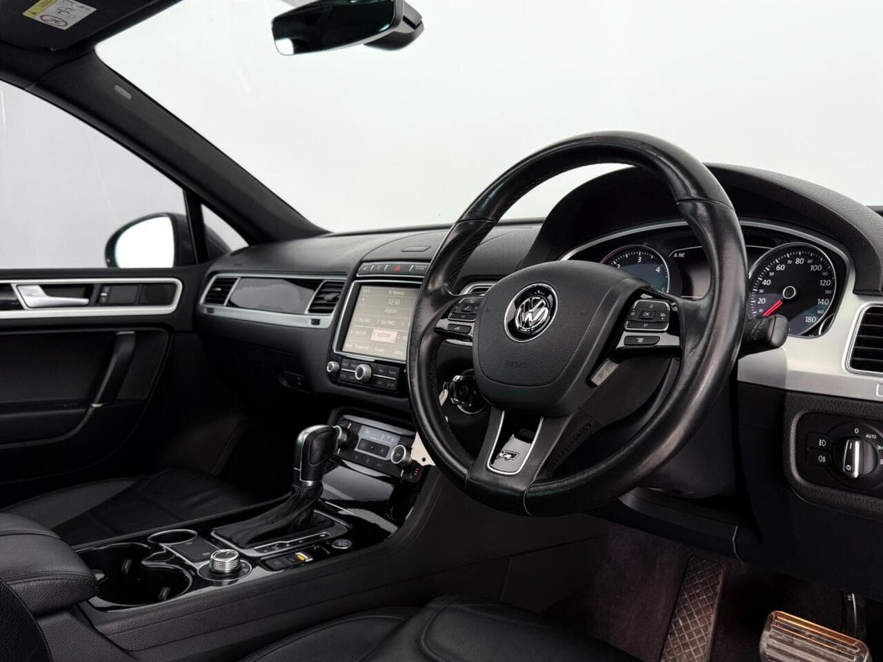 Volkswagen Touareg thumbnail Interior Front