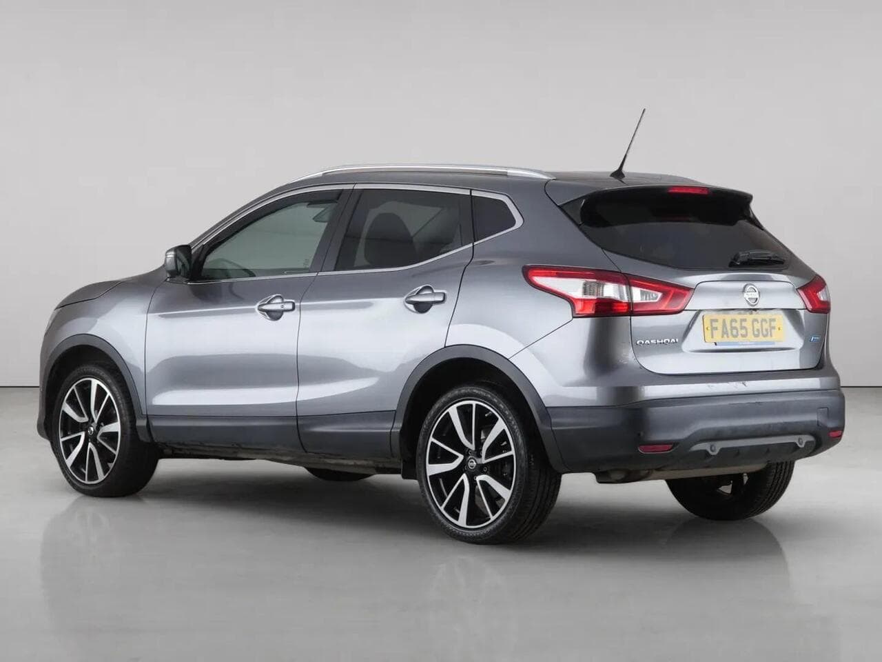 Nissan Qashqai thumbnail Rear Left