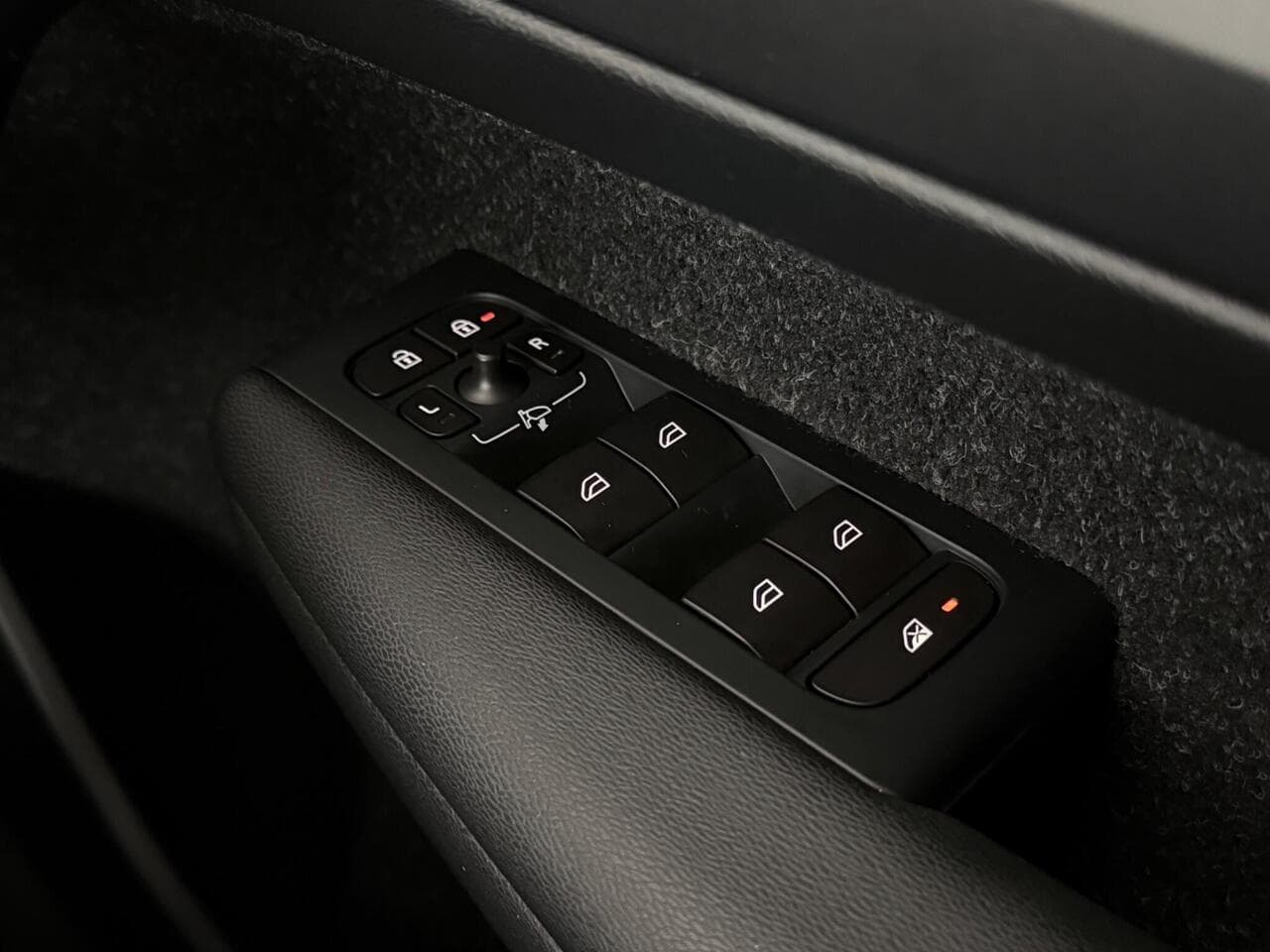 Volvo XC40 thumbnail Misc Controls