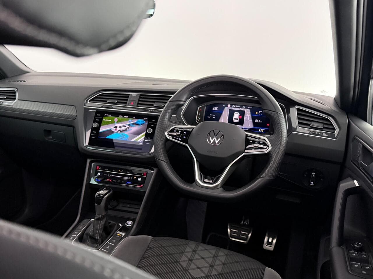 Volkswagen Tiguan thumbnail Interior Front