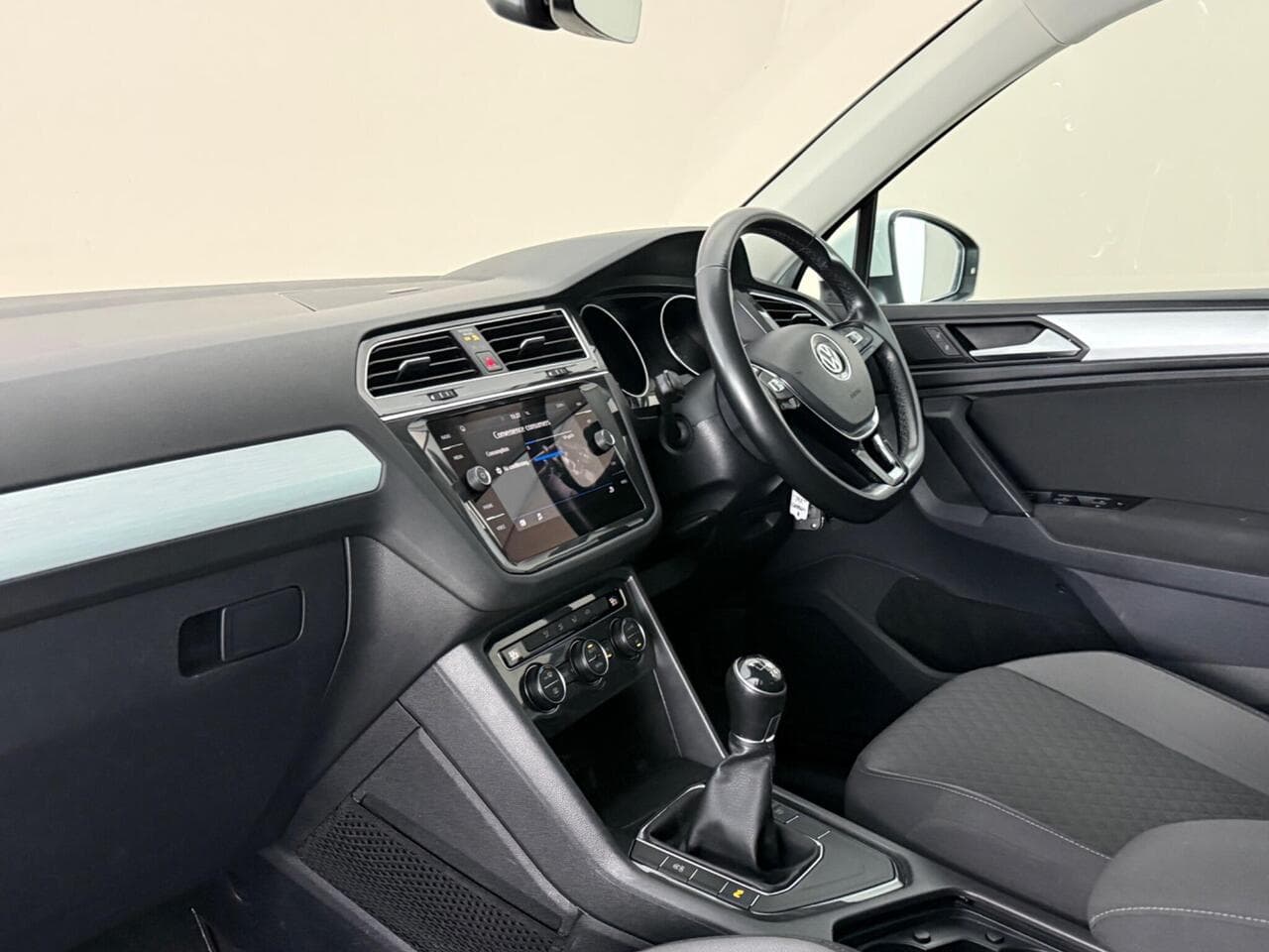 Volkswagen Tiguan thumbnail Interior Front