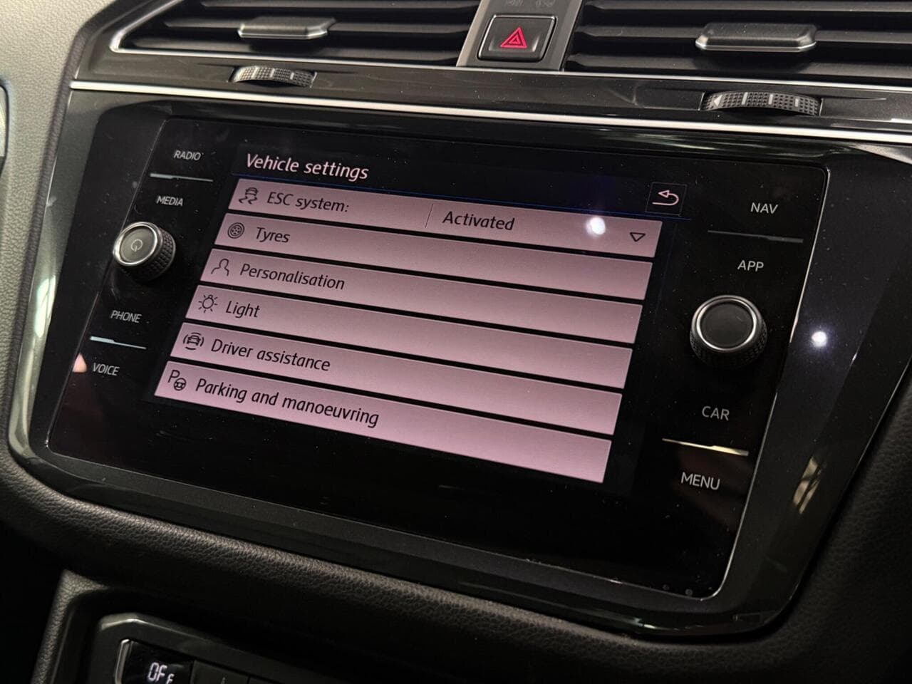 Volkswagen Tiguan thumbnail Infotainment System