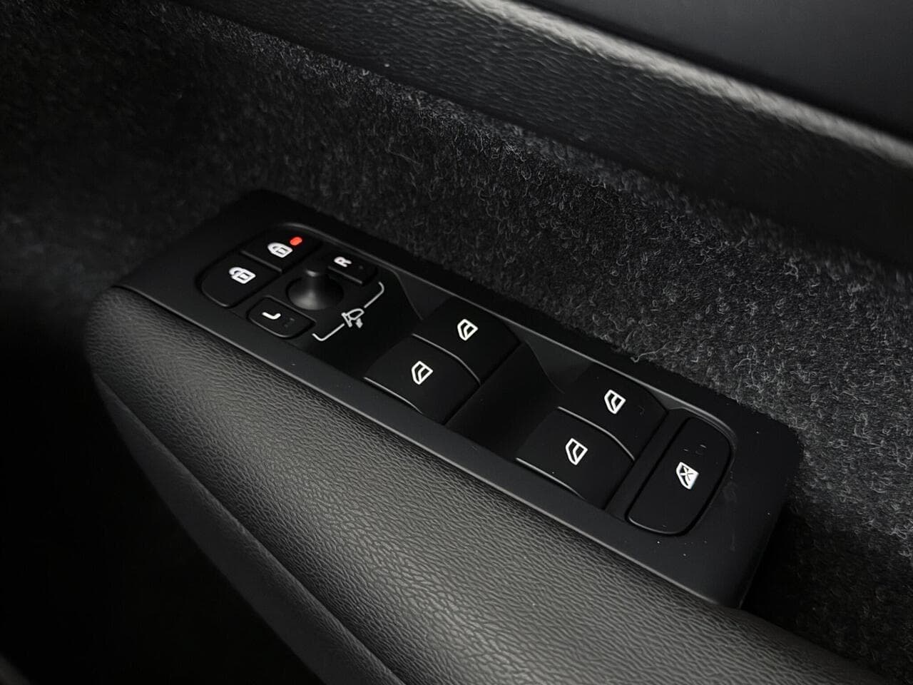 Volvo XC40 thumbnail Misc Controls