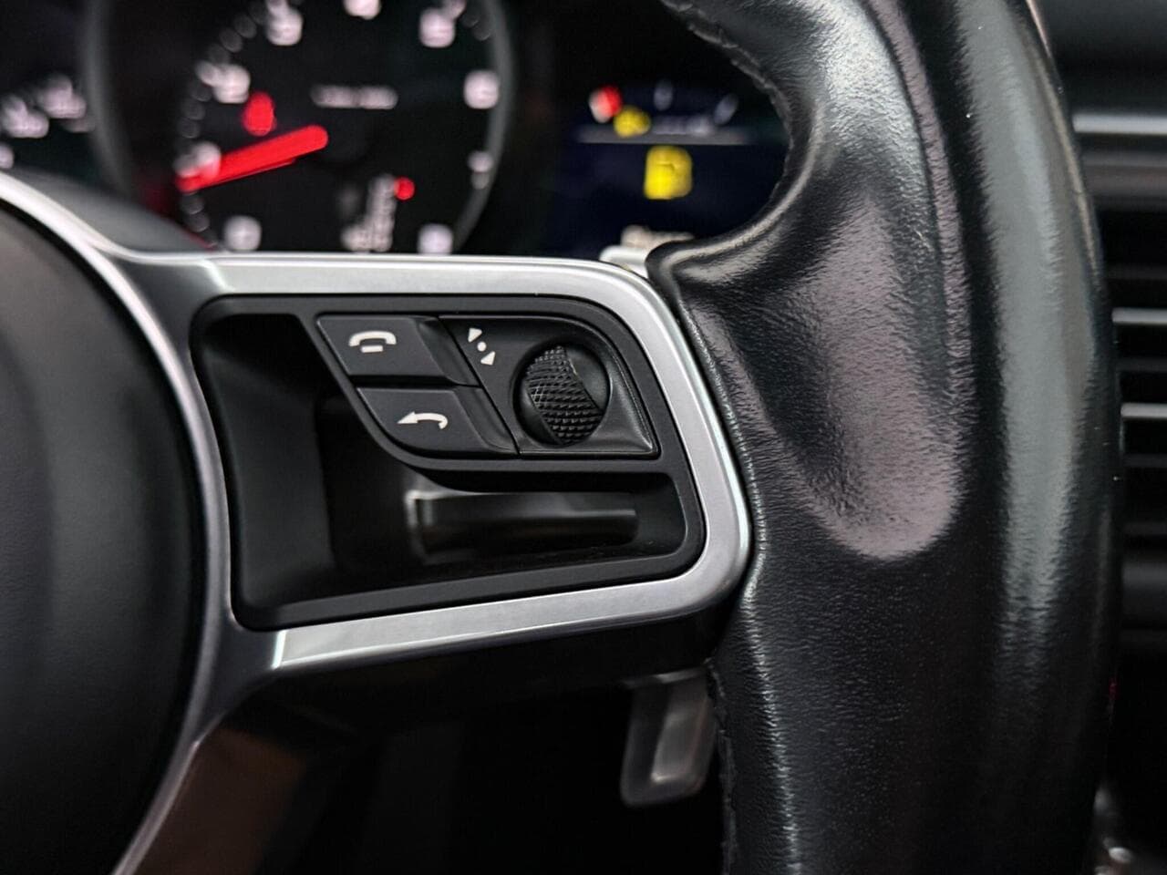 Porsche Macan thumbnail Misc Controls