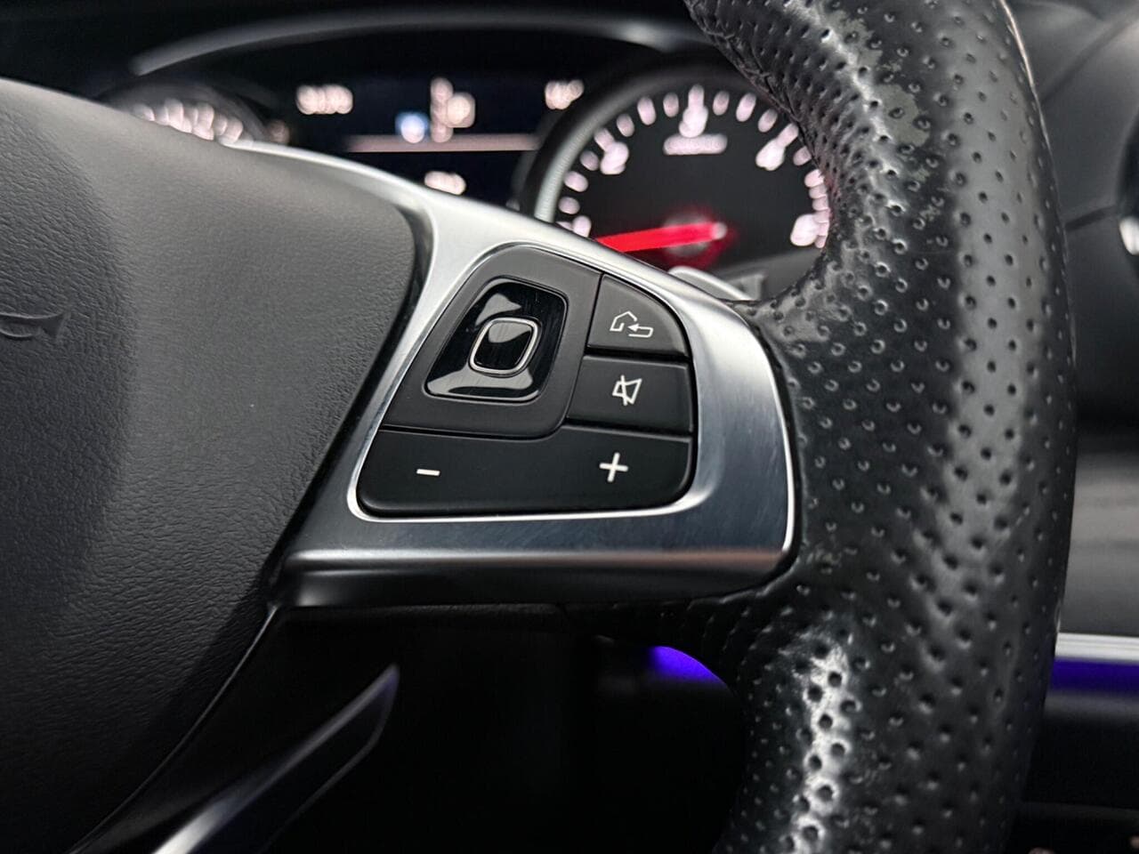 Mercedes-Benz E Class thumbnail Misc Controls