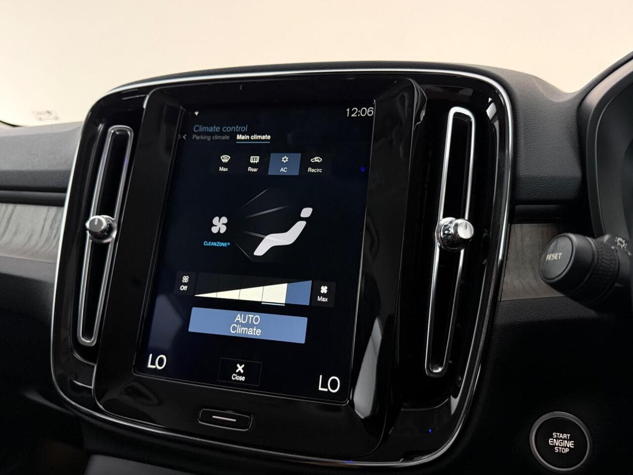 Volvo XC40 thumbnail Infotainment System