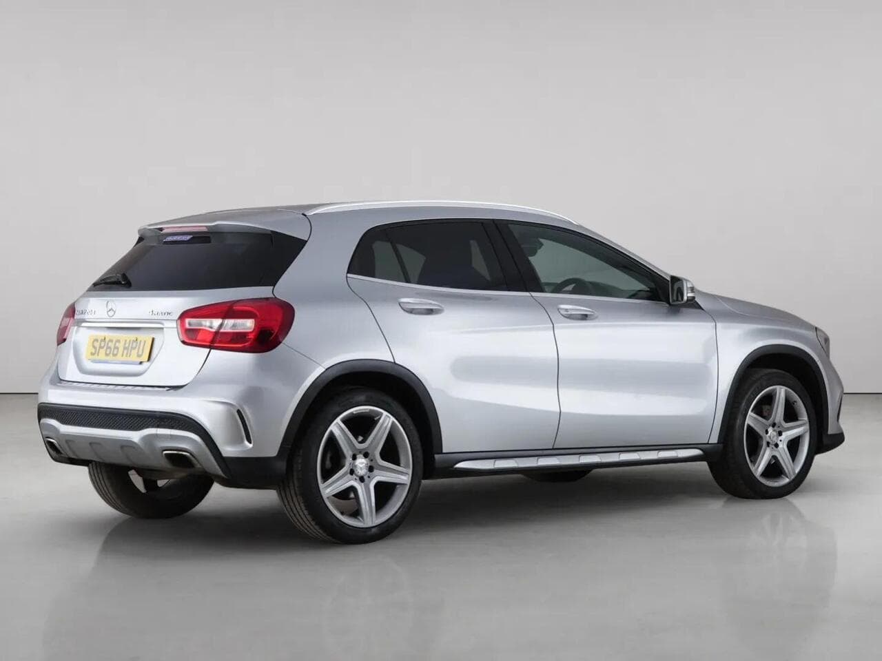 Mercedes-Benz GLA thumbnail Rear Right