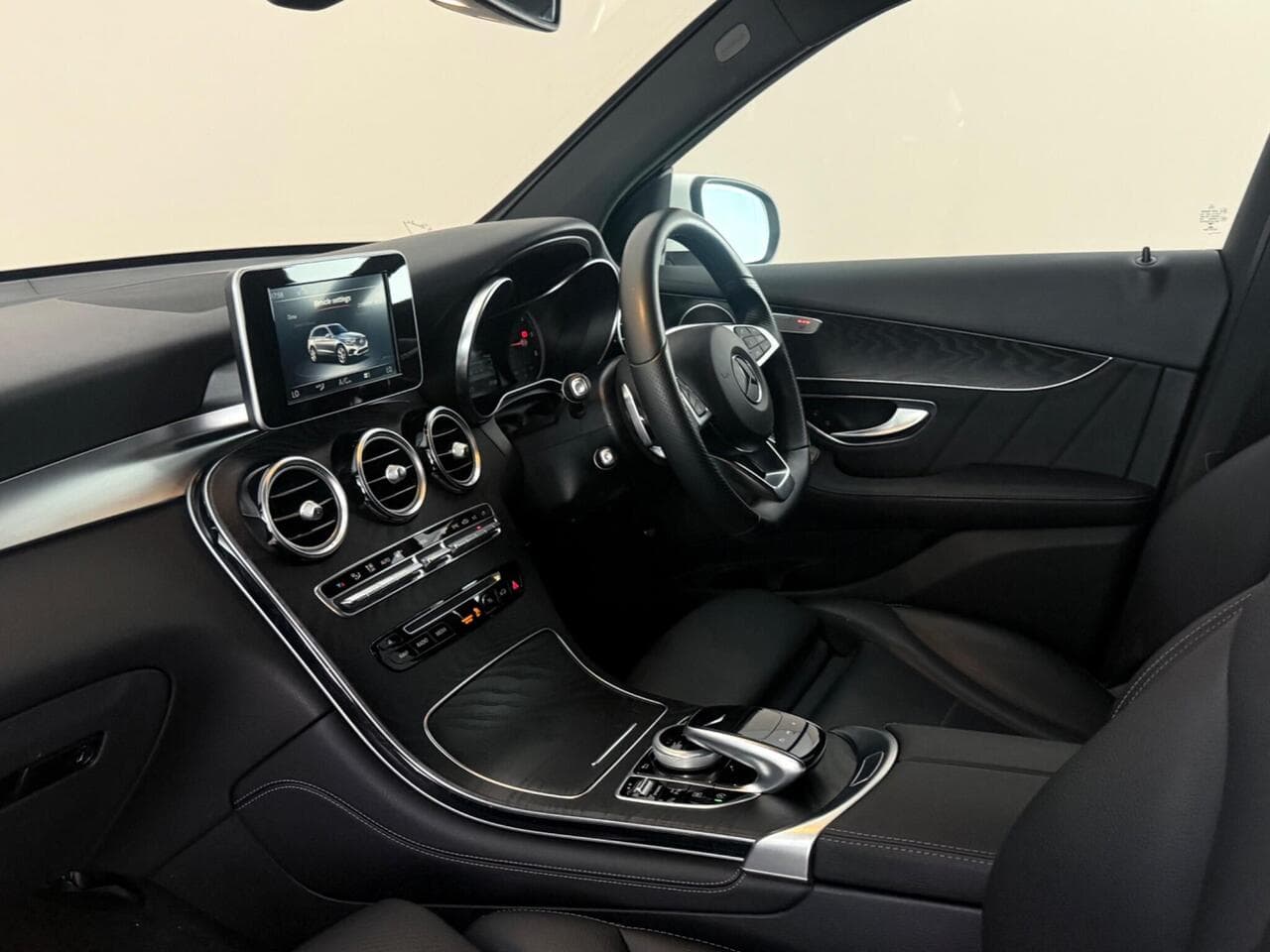 Mercedes-Benz GLC thumbnail Interior Front