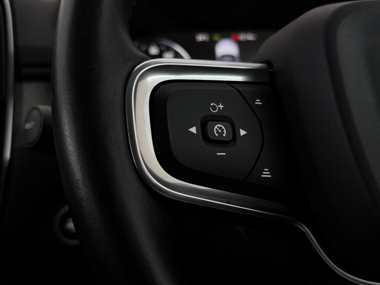 Volvo XC40 thumbnail Misc Controls