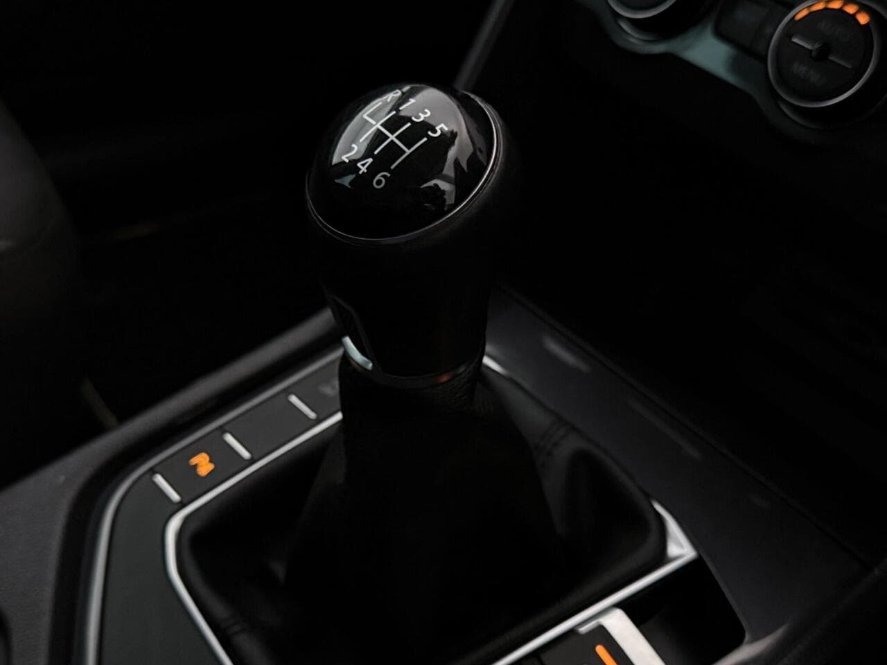 Volkswagen Tiguan thumbnail Interior Front